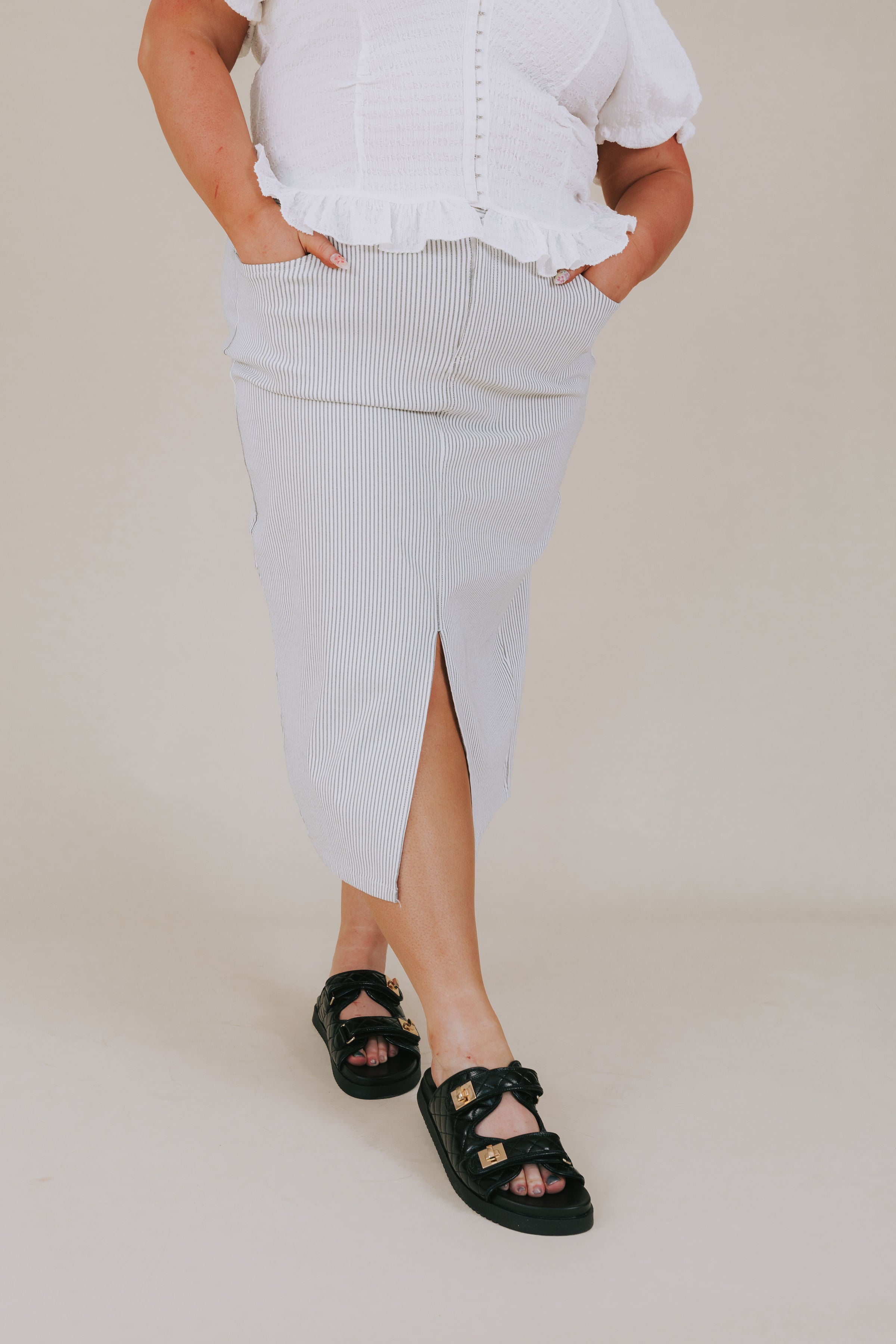 PLUS SIZE - Fine Line Skirt