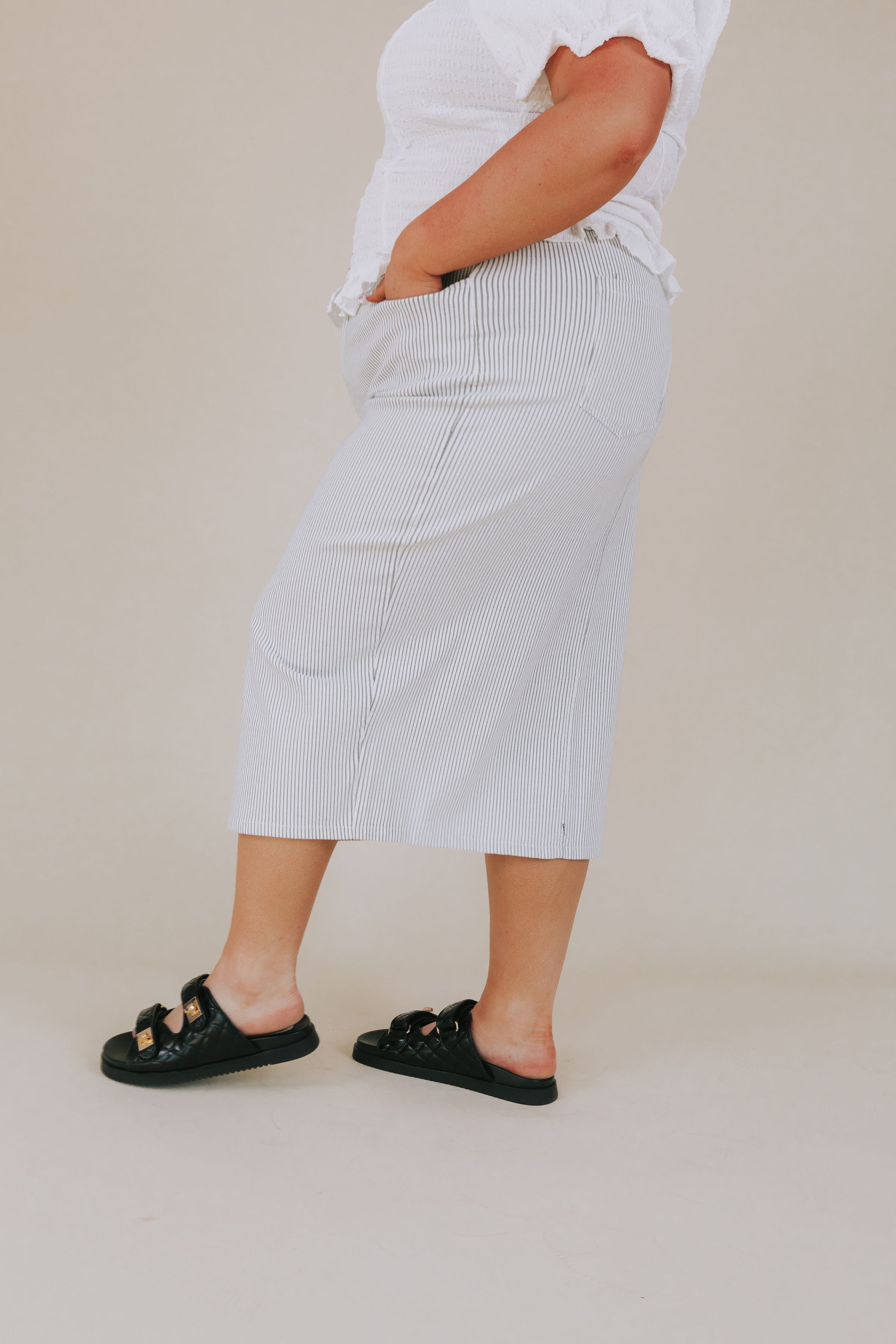 PLUS SIZE - Fine Line Skirt