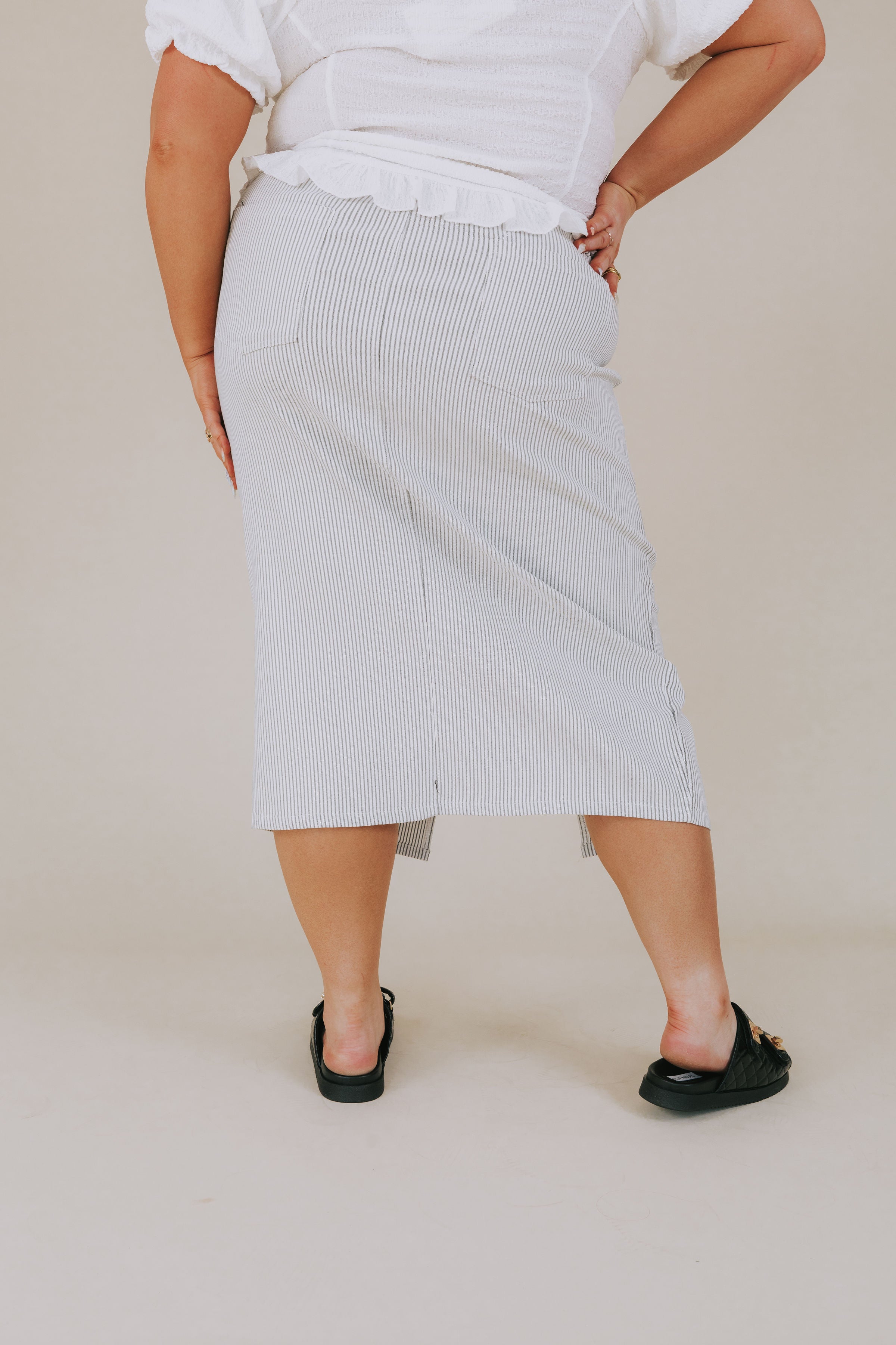 PLUS SIZE - Fine Line Skirt